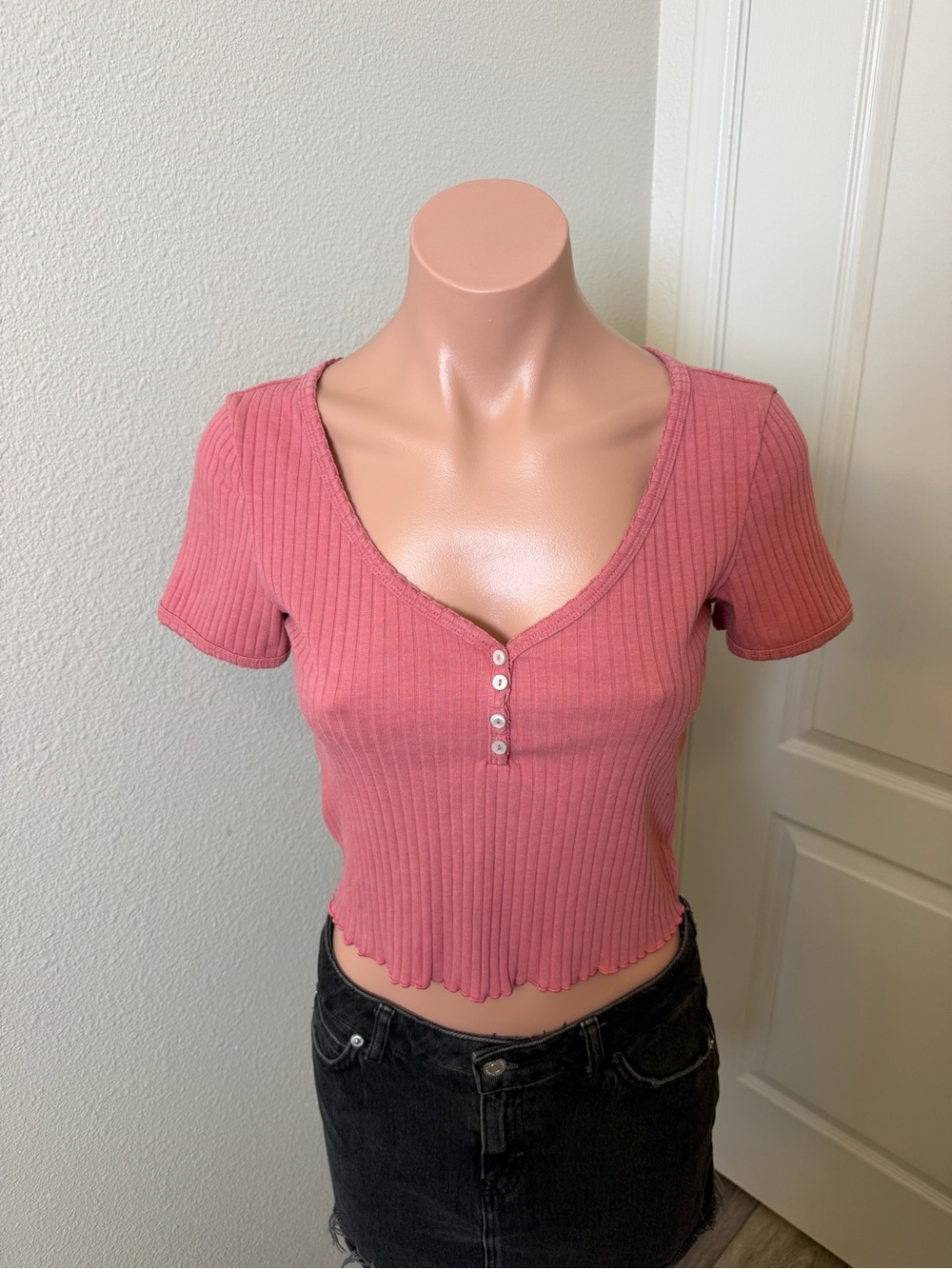 American Eagle Outfitters Ribbed V-Neck Button Crop Top - Dusty Rose